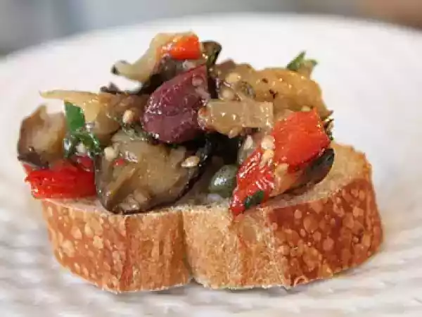 Receita Berinjela com pimentão, alcaparras e azeitonas