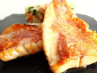 Receita Filete de salmonete lado a lado com tomate e pepino