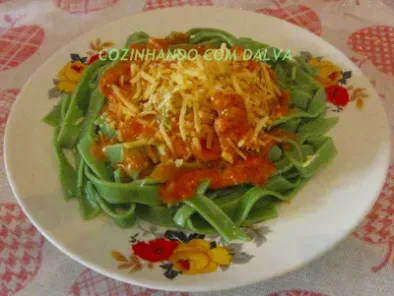 Receita Fettuccine de espinafre ao molho de tomate e queijo
