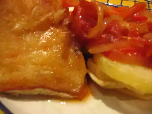 Receita Bacalhau com batatas e molho de cebolada com pimentos