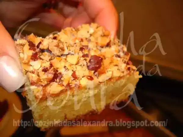 Receita Bolo queijada de laranja inteira, coco e crosta de amendoim e avelâs...
