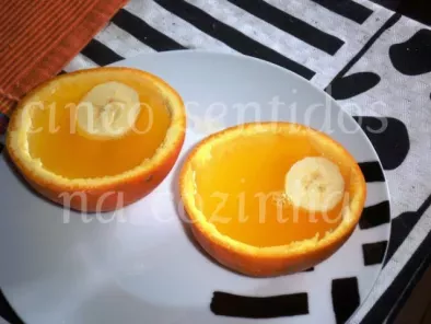 Receita Gelatina de ananás e laranja em taças de laranja