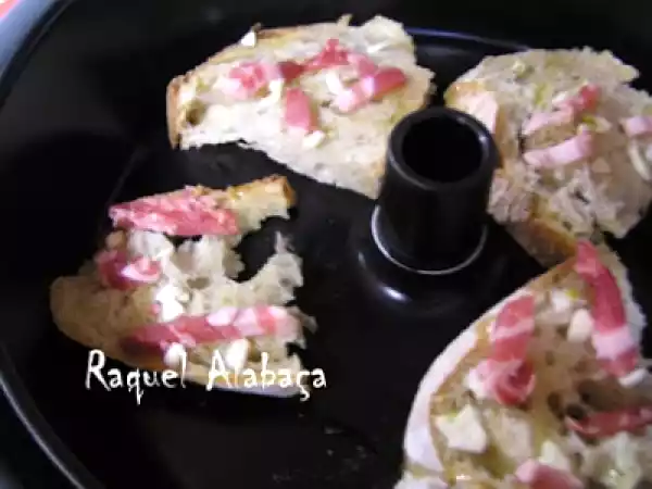 Receita Torradas de bacon, alho e azeite, para o caldo de coentros