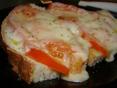Receita Um lanche bem guloso!! fatias de pão com tomate e queijo