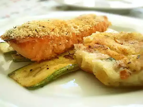 Receita Salmão em crosta de ervas, cama de legumes e bolacha de batata