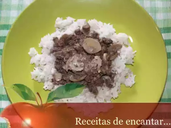 Receita Carne picada com molho de natas e cogumelos