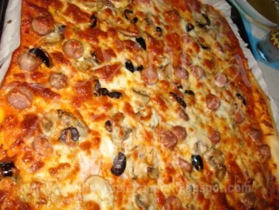 Receita Pizza caseira de salsichas, fiambre, cogumelos, azeitonas e mozzarella...