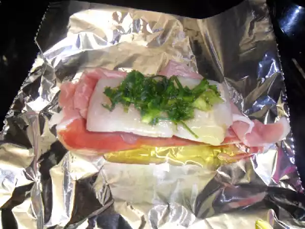 Receita Lombos de pescada com presunto em papelotes aromatizados com coentros