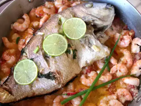 Receita Pargo na brasa com camarões no azeite