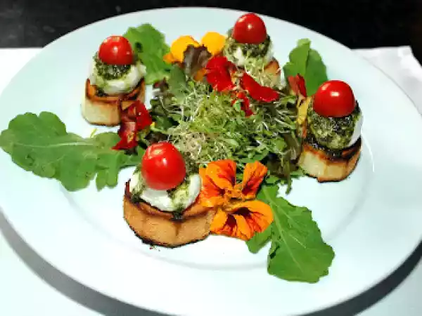 Receita Salada regada ao molho pesto