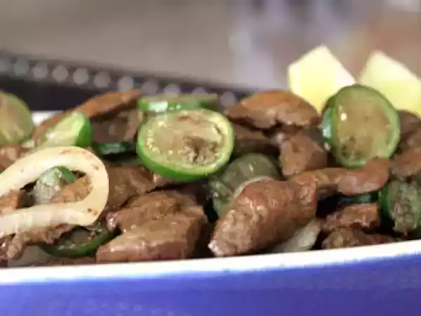 Receita Fígado acebolado com jiló