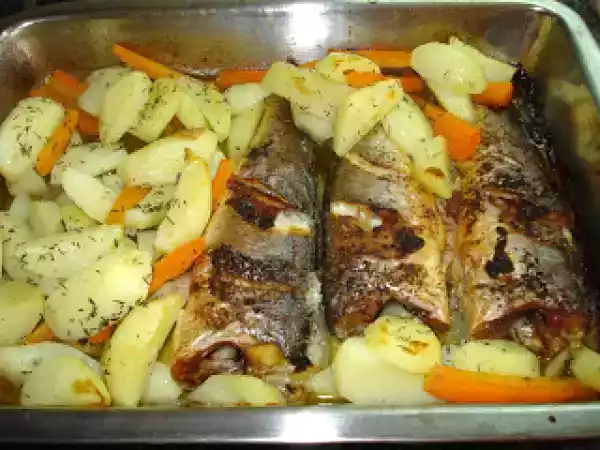 Receita Dourada assada no forno com gomos de batata e palitos de cenoura