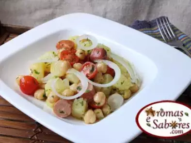 Receita Salada de grão-de-bico com salsichas e batata