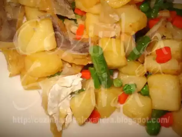 Receita Bacalhau salteado em cama de batata e legumes...