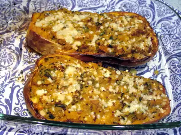 Receita Abóbora butternut recheada com espinafres, quinoa e tofu fumado