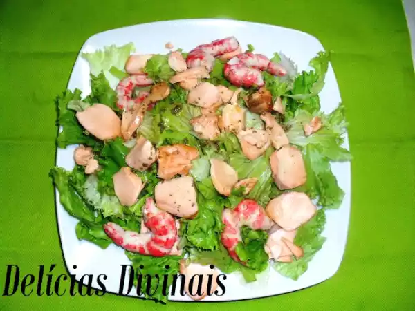 Receita Salada alface, salmão e delícias de camarão