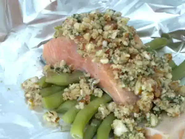 Receita Tributo a jamie oliver: salmão assado em cartucho com vagens e pesto