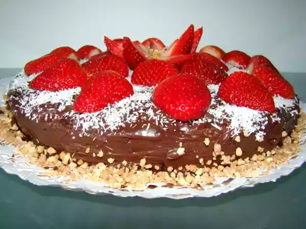 Receita Bolo de chocolate com cobertura de creme de chocolate, côco e morangos
