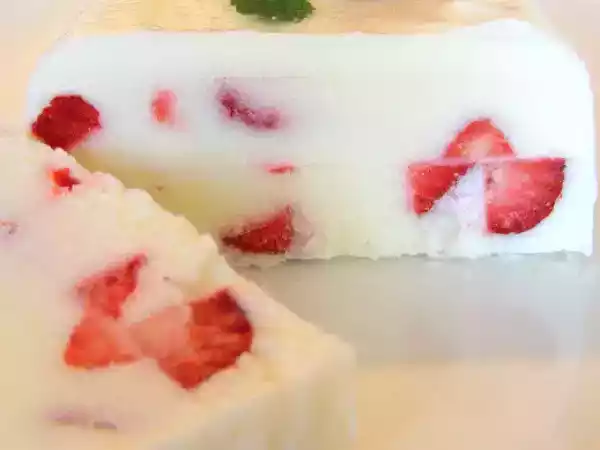 Receita Semifrio de iogurte e morangos