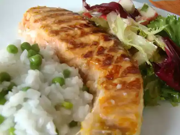 Receita Salmão grelhado marinado em gengibre, laranja e mel