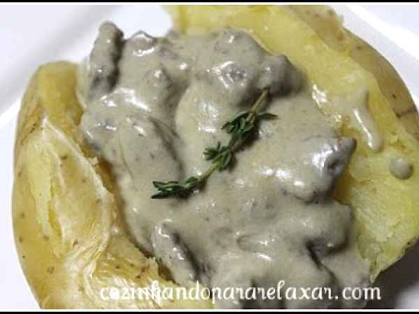 Receita Baked potato ou batata assada com filé ao molho de gorgonzola