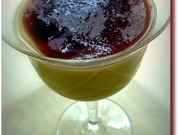 Receita Mousse de pêssegos com calda de figos e uva