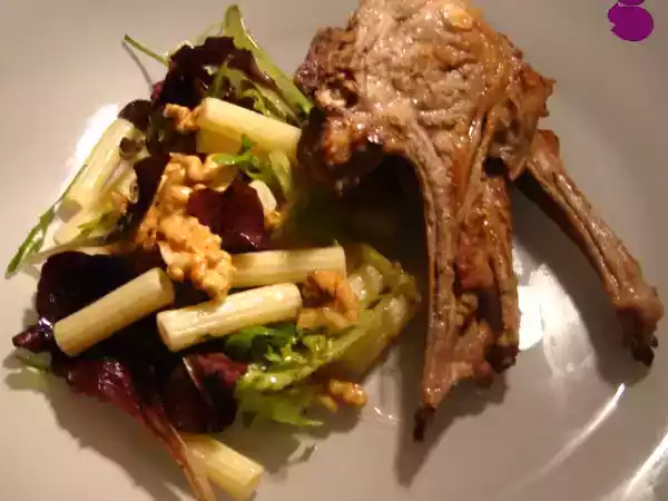 Receita Costeletas de borrego grelhadas com salada de massa e nozes