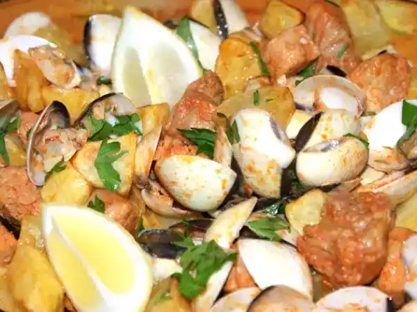 Receita Como fazer a carne de porco à alentejana tradicional