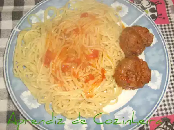 Receita Almôndegas acompanhadas com massa cozida com alho