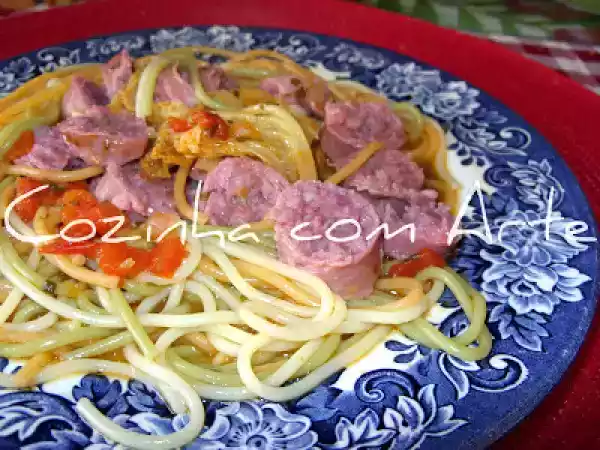 Receita Esparguete tricolor envolvido com salsichas