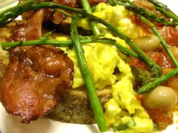 Receita Espargos selvagens com ovo, pão, cogumelos e toucinho fumado