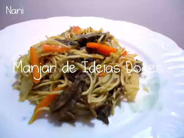 Receita Massa chinesa com vitelão, cenoura e couve