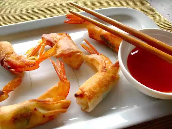 Receita Camarões fritos em massa de crepe com molho sweet chilly