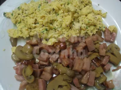 Receita Ovos mexidos com bacon e cogumelos salteados