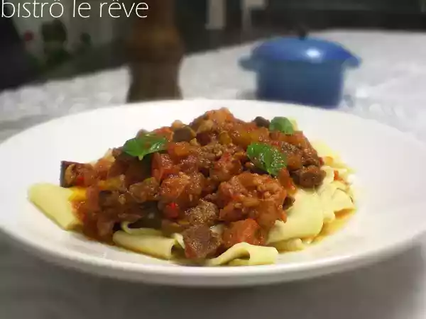 Receita Massa rústica com ragu de carne e ervas finas.