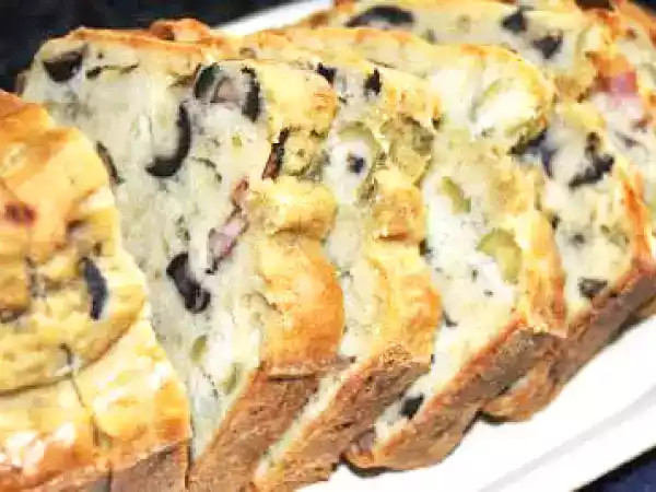Receita Bolo de azeitonas, bacon e cebola