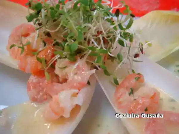 Receita Salada de endívias, camarões e alfafa