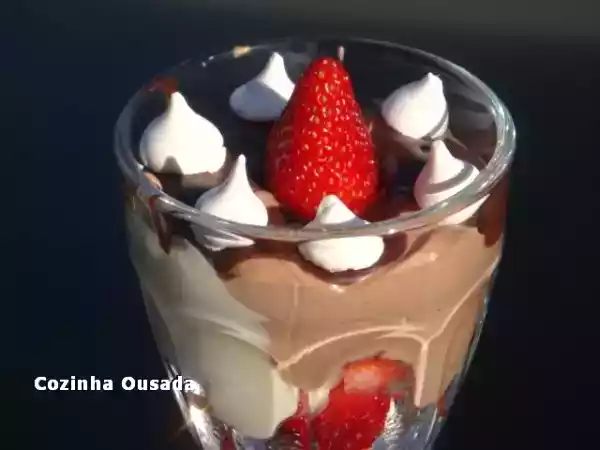 Receita Taças de morangos ao mascarpone com chocolate e mini suspiros