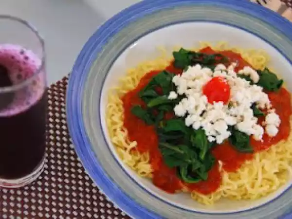 Receita Macarrão coam molho de tomate cereja com bacon.