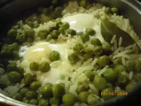 Receita Arroz de ervilhas com ovos escalfados