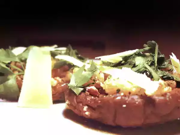 Receita Shitake na brasa com salsa de avelãs e lascas de parmesão.