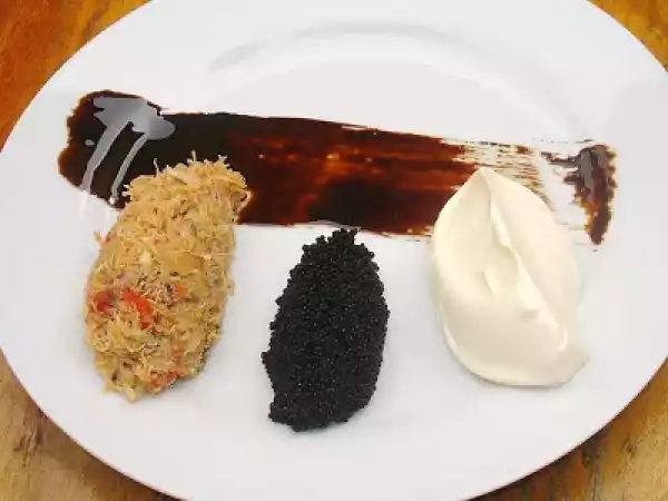 Receita Trio de caranguejo, ovas e creme azedo com redução de balsâmico.