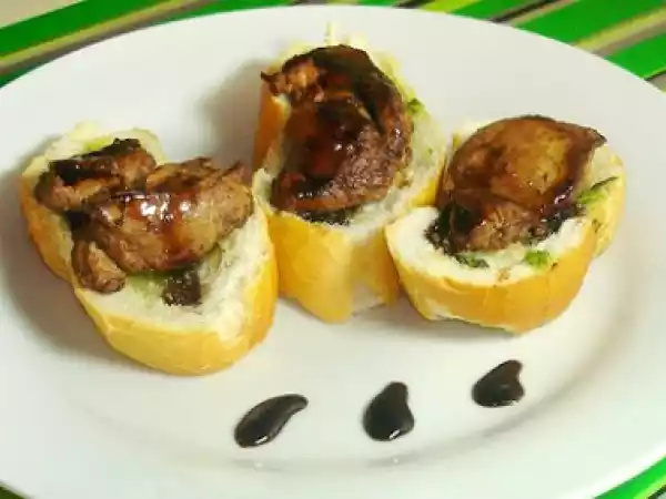 Receita Falsa bruschetta com fígado de frango, pesto de sálvia e redução de balsâmico
