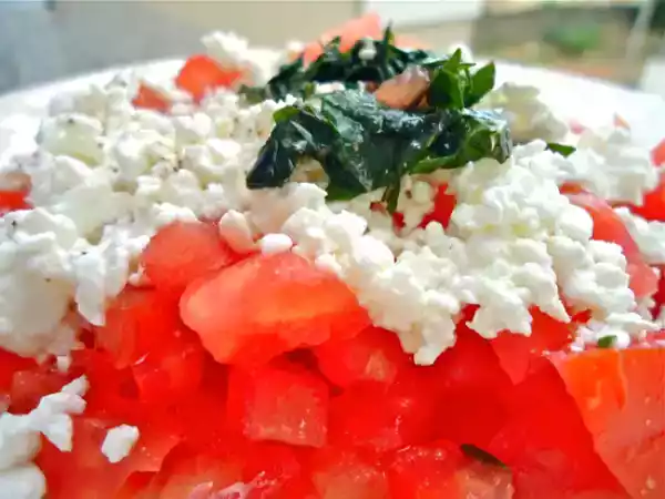 Receita Salada de tomate com queijo cottage e manjericão