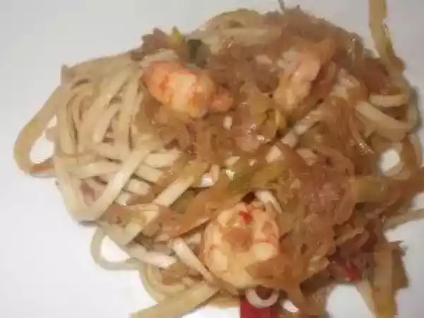 Receita Udon com legumes e camarão