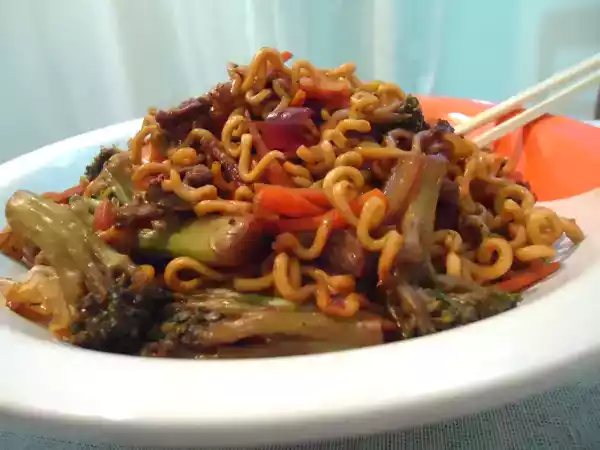 Receita Yakisoba de carne com macarrão tipo lámen