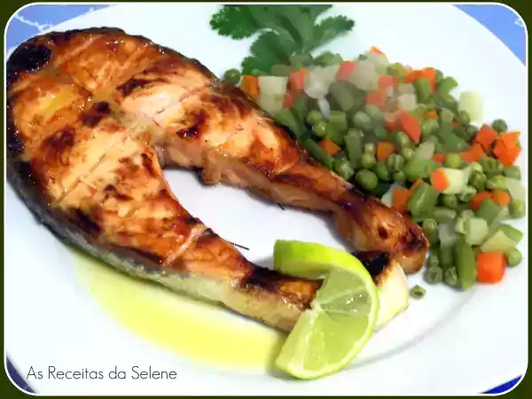 Receita Salmão grelhado com creme de lima