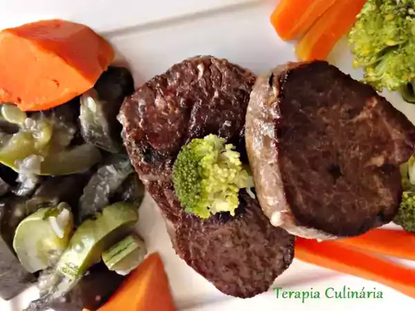 Receita Medalhão de avestruz com legumes