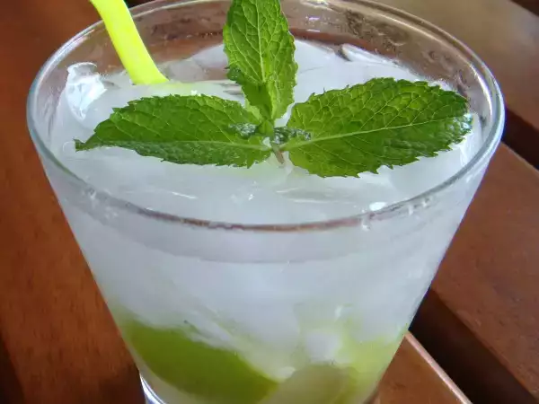 Receita Caipirosca de limão e hortelã