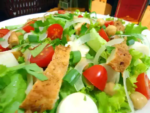 Receita Salada mista com filé de peito de frango gelhado